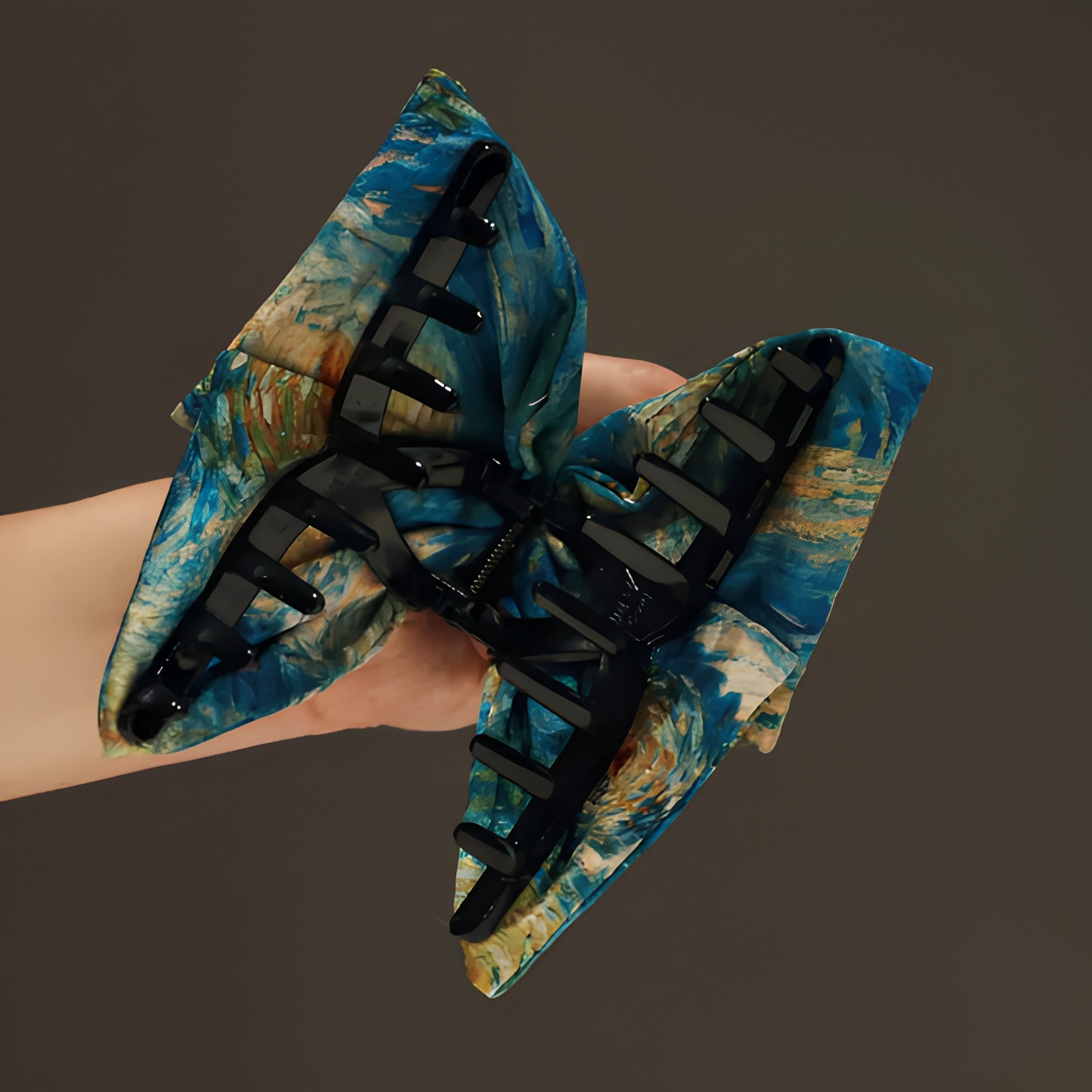 "Starry Masterpiece" 13cm Artistic Oil Painting Claw Clip — Van Gogh Inspired
